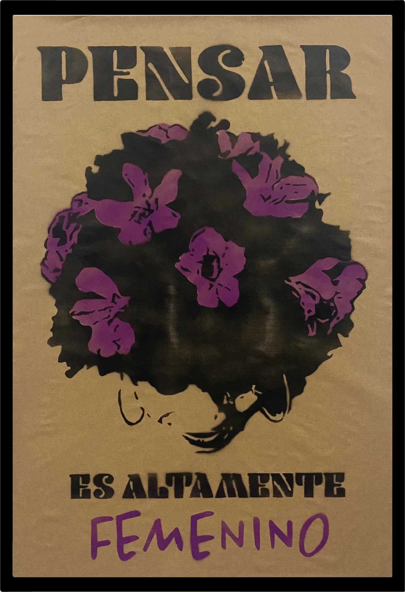 Altamente femenino Poster image 0
