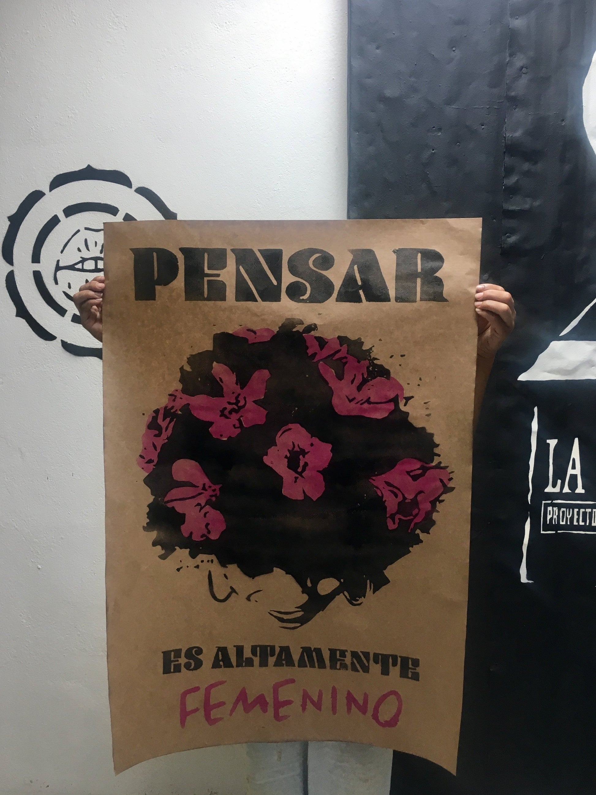 Altamente femenino Poster image 1
